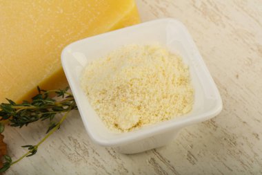 Parmesan peyniri rendesi