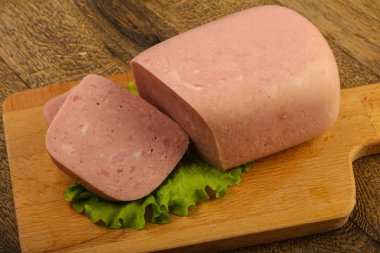Jambon salata yaprakları üzerinde