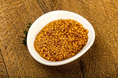 Dijon hardalı kabın içinde