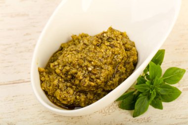 Pesto sos kabın içinde