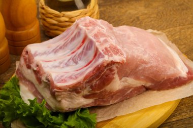 pişmemiş domuz eti