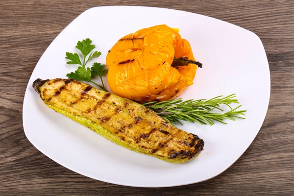 Kızarmış kabak biber ile