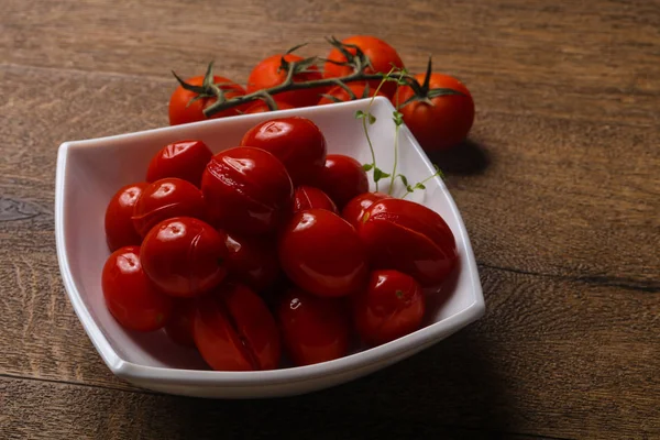 Eingelegte Kirschtomaten — Stockfoto