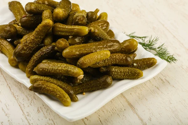 Pepinos en escabeche en el tazón — Foto de Stock