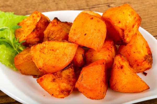 Otlu fırında patates.