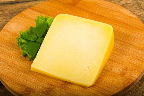 木の板にパルメザン チーズ — ストック写真