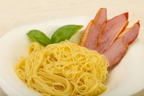 Pasta with duck breast — Stock Photo, Image