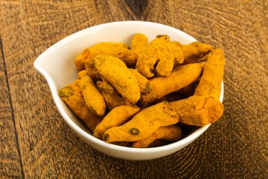 Tumeric kökü kabın içinde