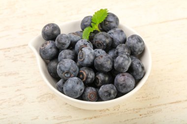 Kabın içinde olgunlaşmış yaban mersini