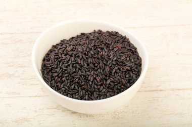 Kabın içinde siyah yabani pirinç