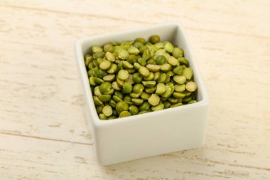 yeşil bezelyeler kasede