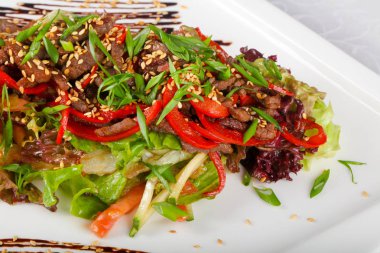 Domuz eti lezzetli salata