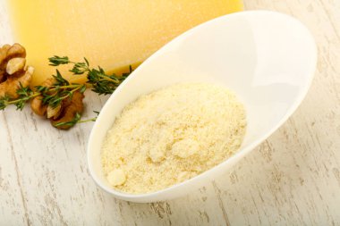 Parmesan peyniri rendesi