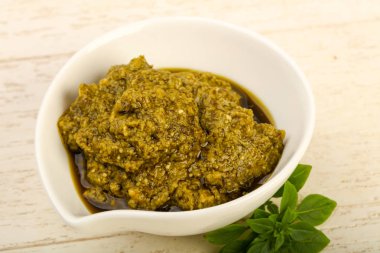 Pesto sos kabın içinde