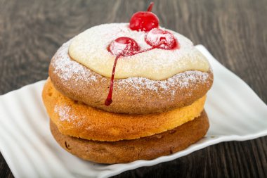 Tatlı kek kiraz ile