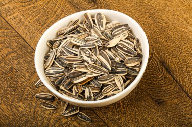 Kabın içinde ayçiçeği tohumu