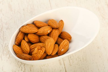 Kabın içinde olgunlaşmış badem