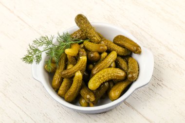 Kabın içinde salatalık turşusu 
