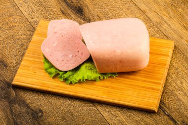 Jambon salata yaprakları üzerinde