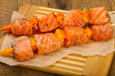 Çiğ somon şişleri