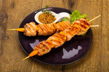 Izgara somon şişleri