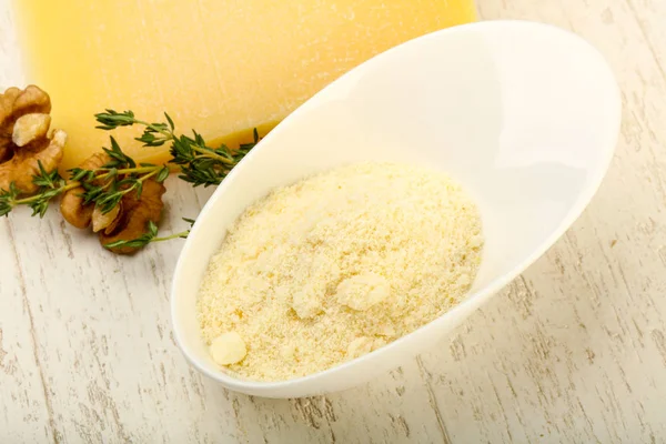 Parmesan peyniri rendesi