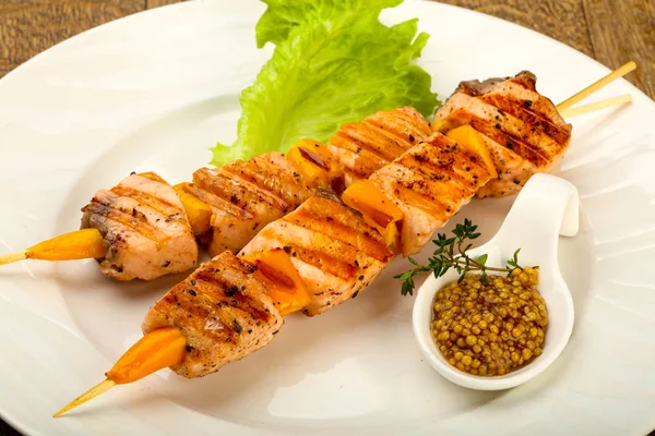 Izgara somon şişleri