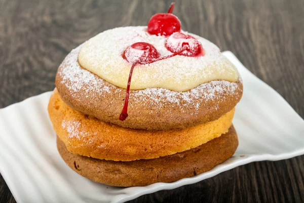 Tatlı kek kiraz ile