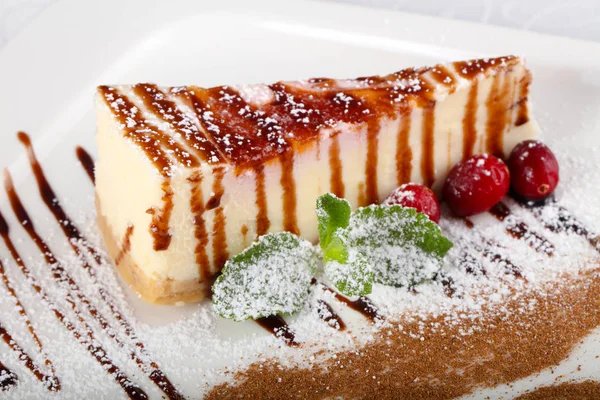 çilek ile tatlı cheesecake