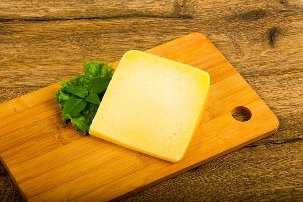 Queso parmesano sobre tabla de madera —  Fotos de Stock