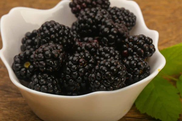 Moras maduras en el tazón — Foto de Stock