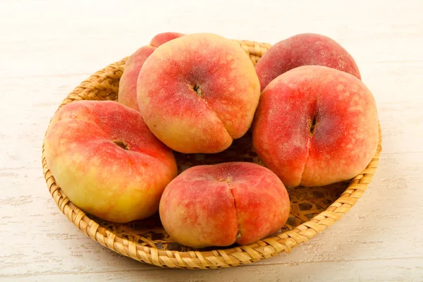 Olgun tatlı şeftali