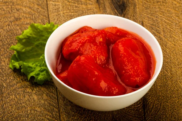 Geschälte Tomaten in der Schüssel — Stockfoto