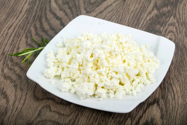 Kasede süzme peynir var. 