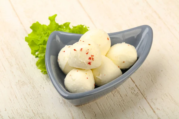 Mozzarella-Kugeln in der Schüssel — Stockfoto