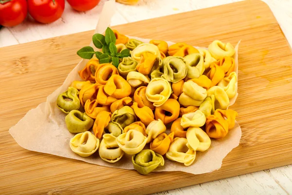 Tortellini crudi con basilico — Foto Stock