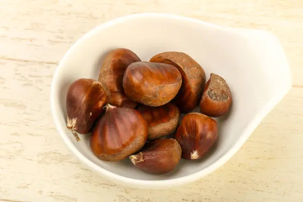 Castanhas maduras na tigela — Fotografia de Stock