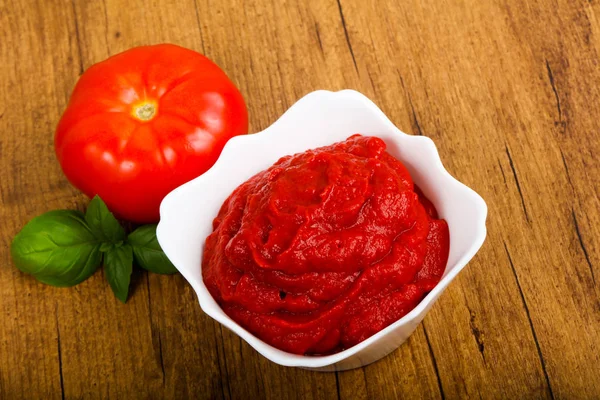 Tomatenpuree in de kom — Stockfoto