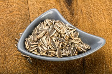 Kabın içinde ayçiçeği tohumu 