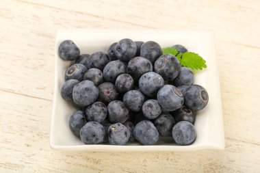 Kabın içinde olgunlaşmış yaban mersini