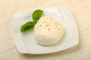 Fesleğen yaprakları ile Mozzarella peyniri