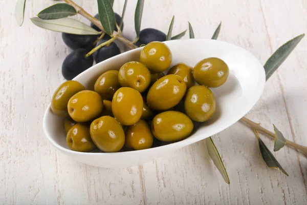 kabın içinde yeşil zeytin 