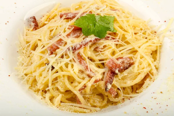 Těstoviny carbonara se sýrem — Stock fotografie