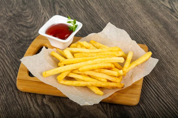 Ketçaplı patates kızartması.