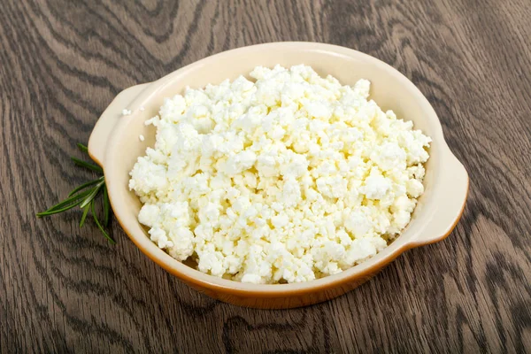 Kasede süzme peynir var. 