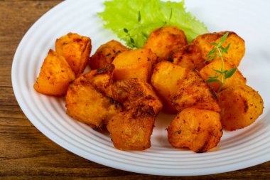 Altın fırında patates