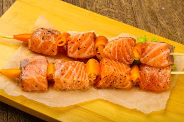Çiğ somon şişleri