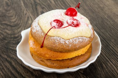 Tatlı krep kiraz ile