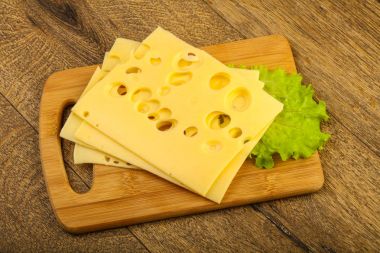 gemide dilimlenmiş peynir