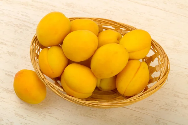 Olgun tatlı kayısı